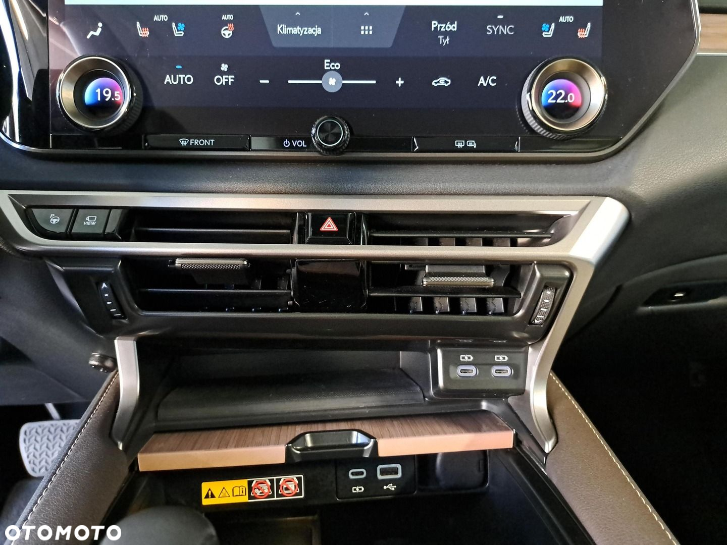 Lexus RX 450h+ Omotenashi - 23