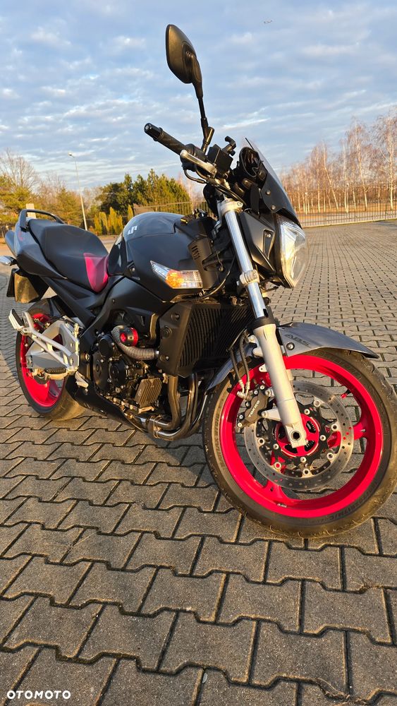 Suzuki GSR - 11