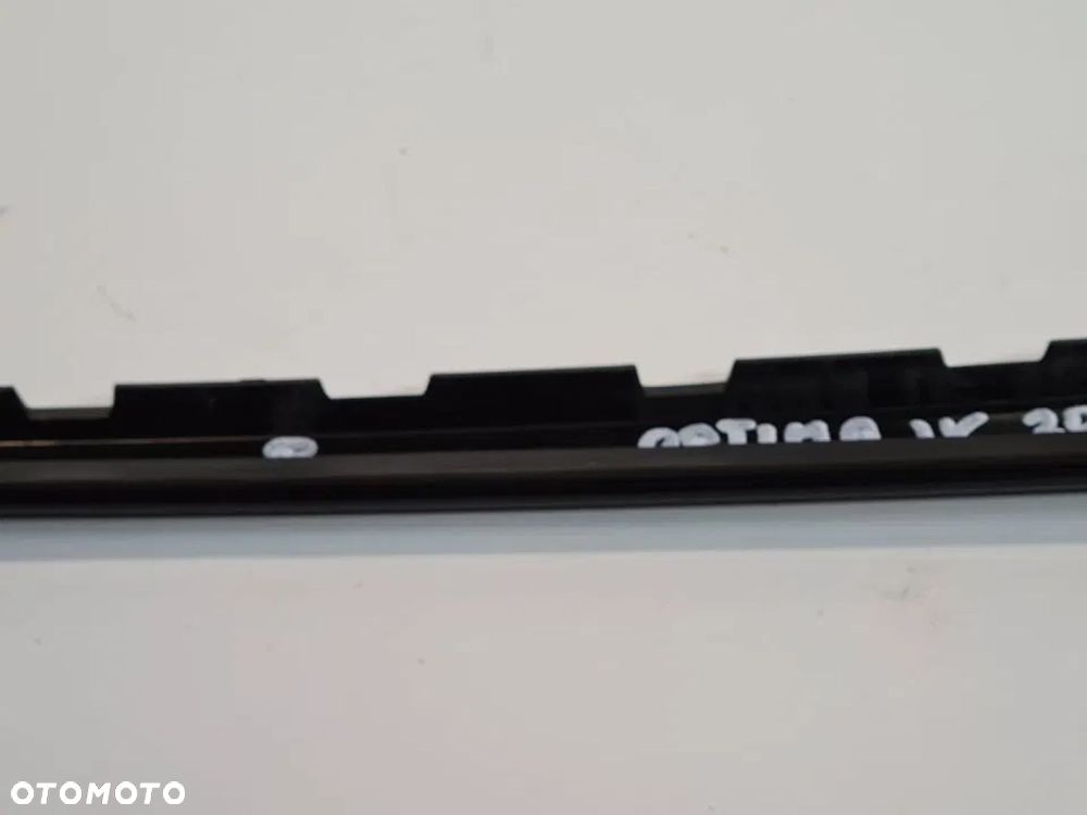 LISTWA USZCZELKA PRAWA SZYBY CZOŁOWEJ OPTIMA IV 17 - 7