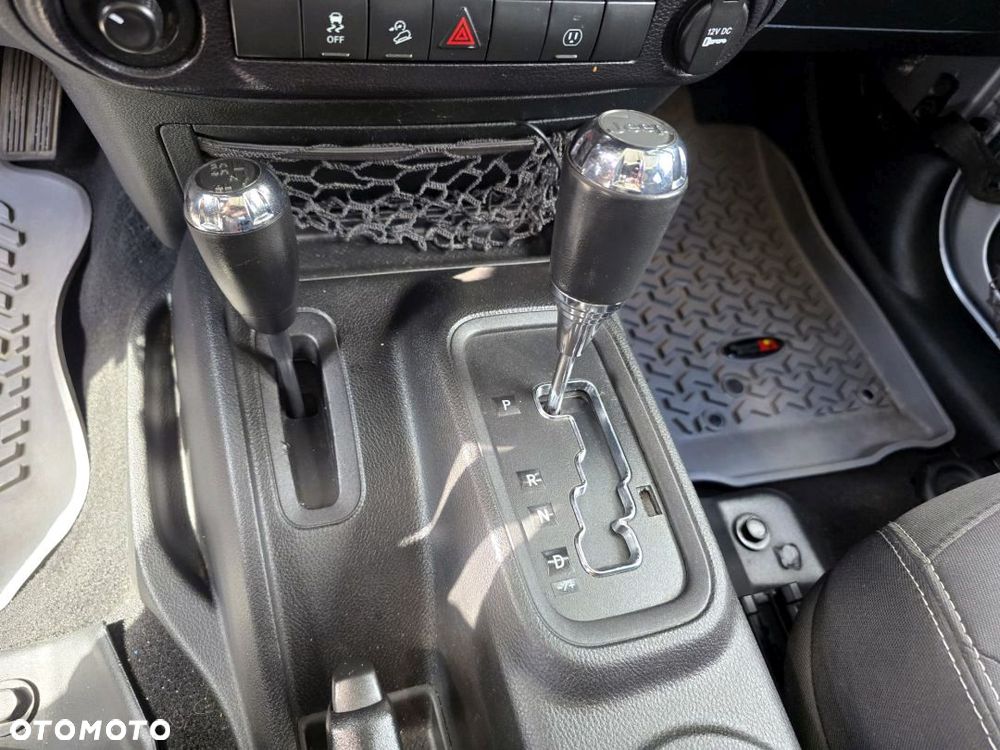 Jeep Wrangler 3.6 Unlim Sahara - 33