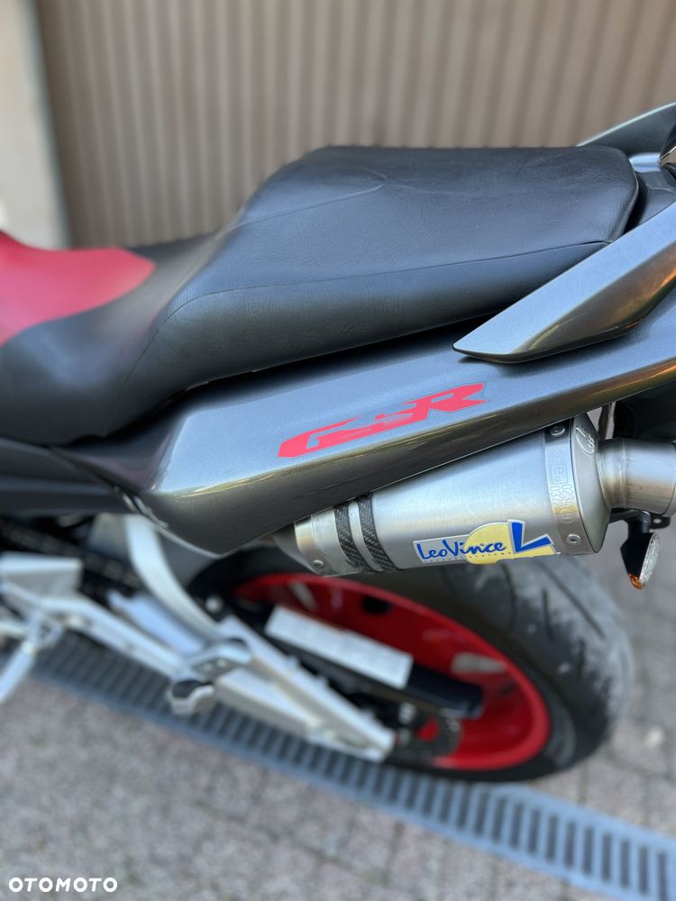 Suzuki GSR - 16