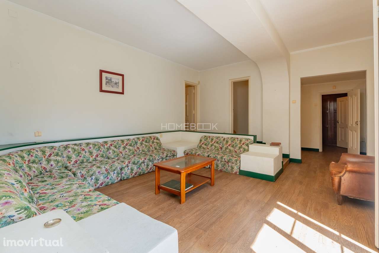 Moradia T8, com amplo jardim, para remodelar ou requalificar - Grande imagem: 3/53