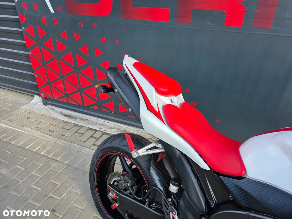 Yamaha R1 - 10