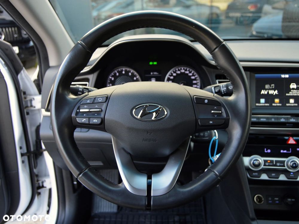 Hyundai Elantra 1.6 Comfort - 12