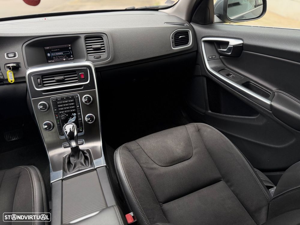 Volvo V60 2.4 D6 R-Design Mom.AWD Phev - 26