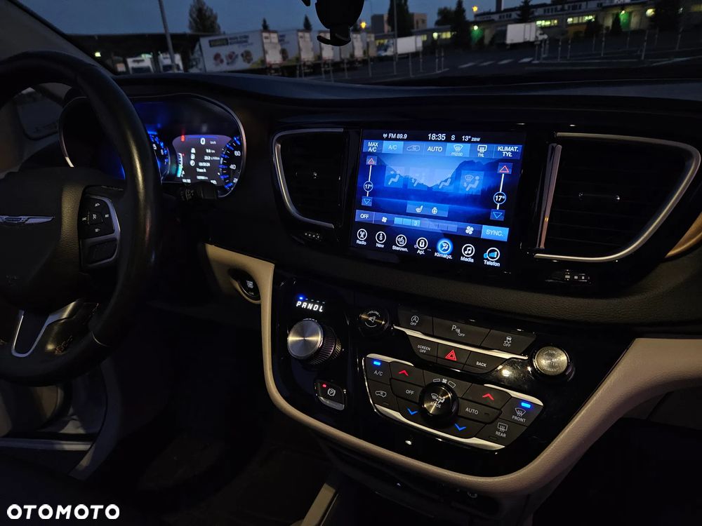 Chrysler Pacifica - 36