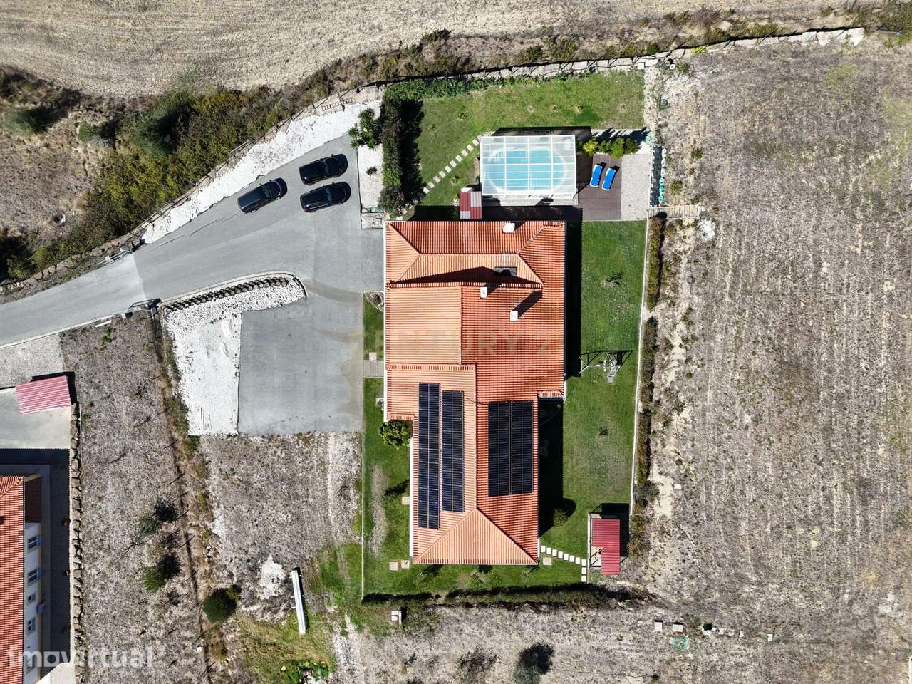 Excelente Investimento: Duas moradias térreas inseridas em terreno com - Grande imagem: 3/50