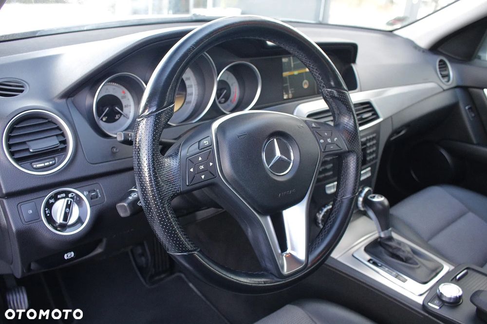 Mercedes-Benz Klasa C 180 CGI Automatik BlueEFFICIENCY Avantgarde - 19
