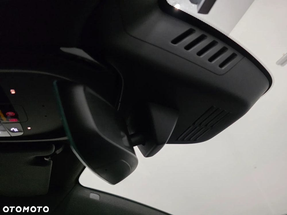 Volvo XC 40 B3 B DKG Ultra Dark - 29