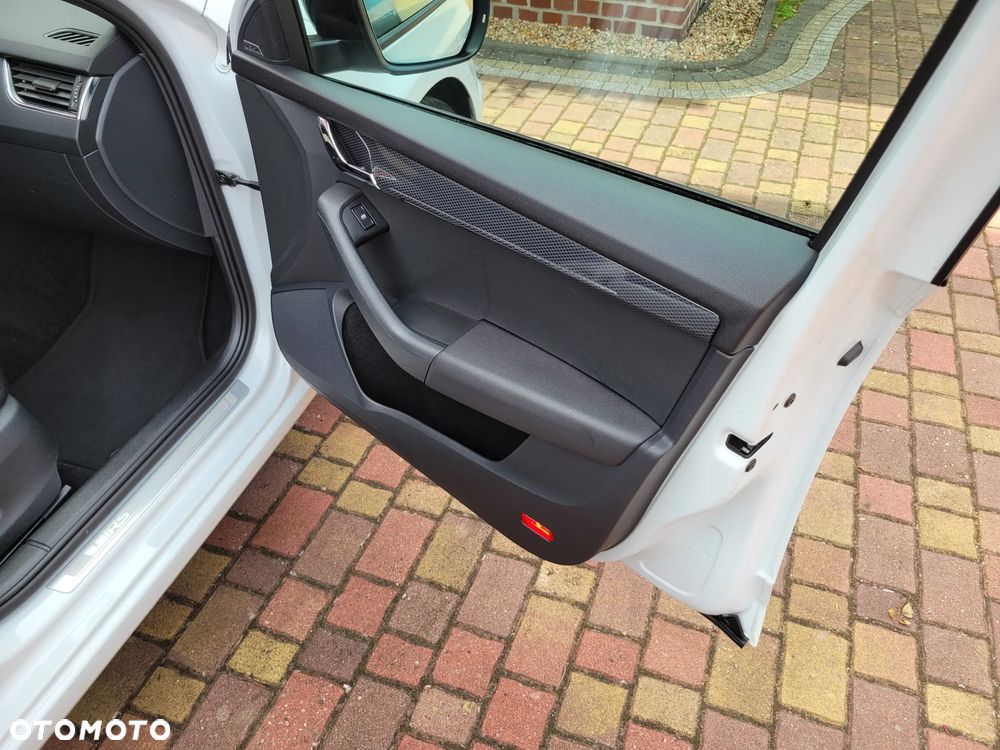 Skoda Octavia Combi 2.0 TDI DSG RS - 19