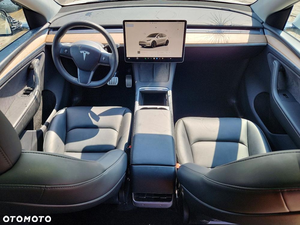 Tesla Model Y - 10
