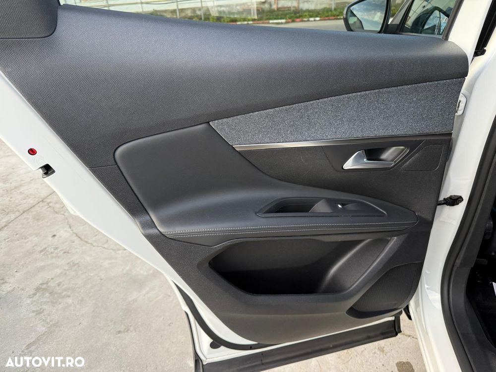 Peugeot 3008 1.2 PureTech Turbo S&S EAT8 Allure - 39