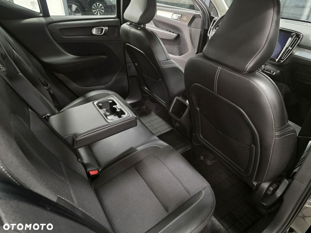Volvo XC 40 D4 AWD Geartronic Momentum Pro - 24