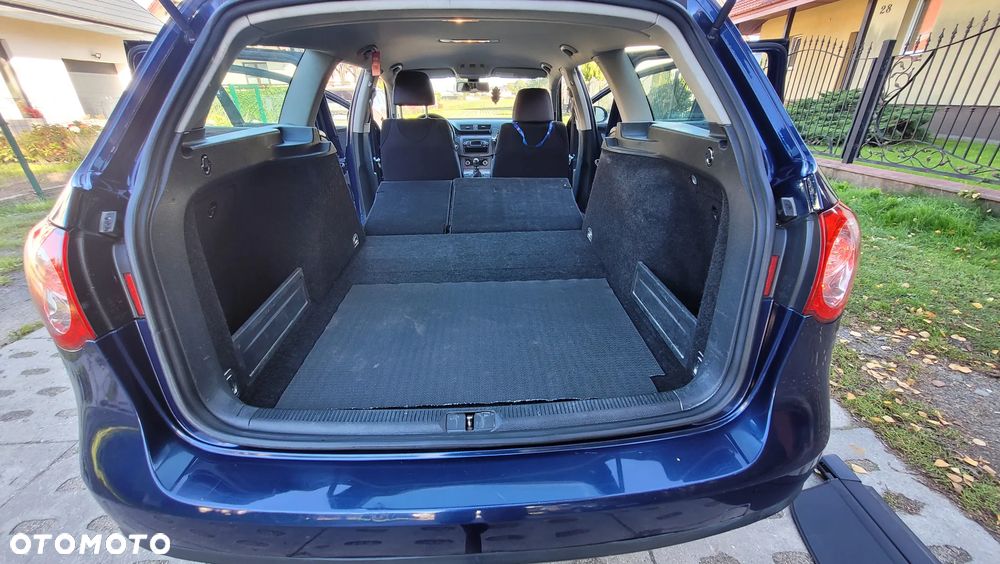 Volkswagen Passat 1.6 TDI DPF BlueMot Comfortline - 24