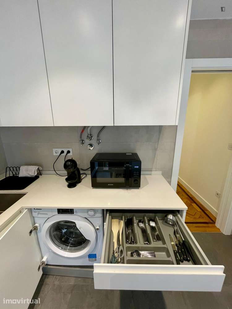 Quarto - localizado em Intendente Lisbon - Grande imagem: 5/16