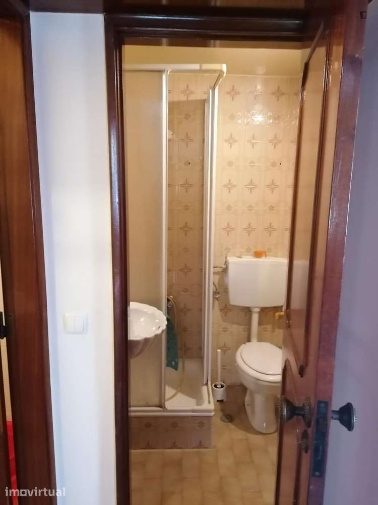 Quarto - localizado em Benfica Lisbon - Grande imagem: 2/27