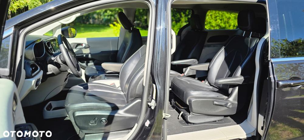 Chrysler Pacifica - 32