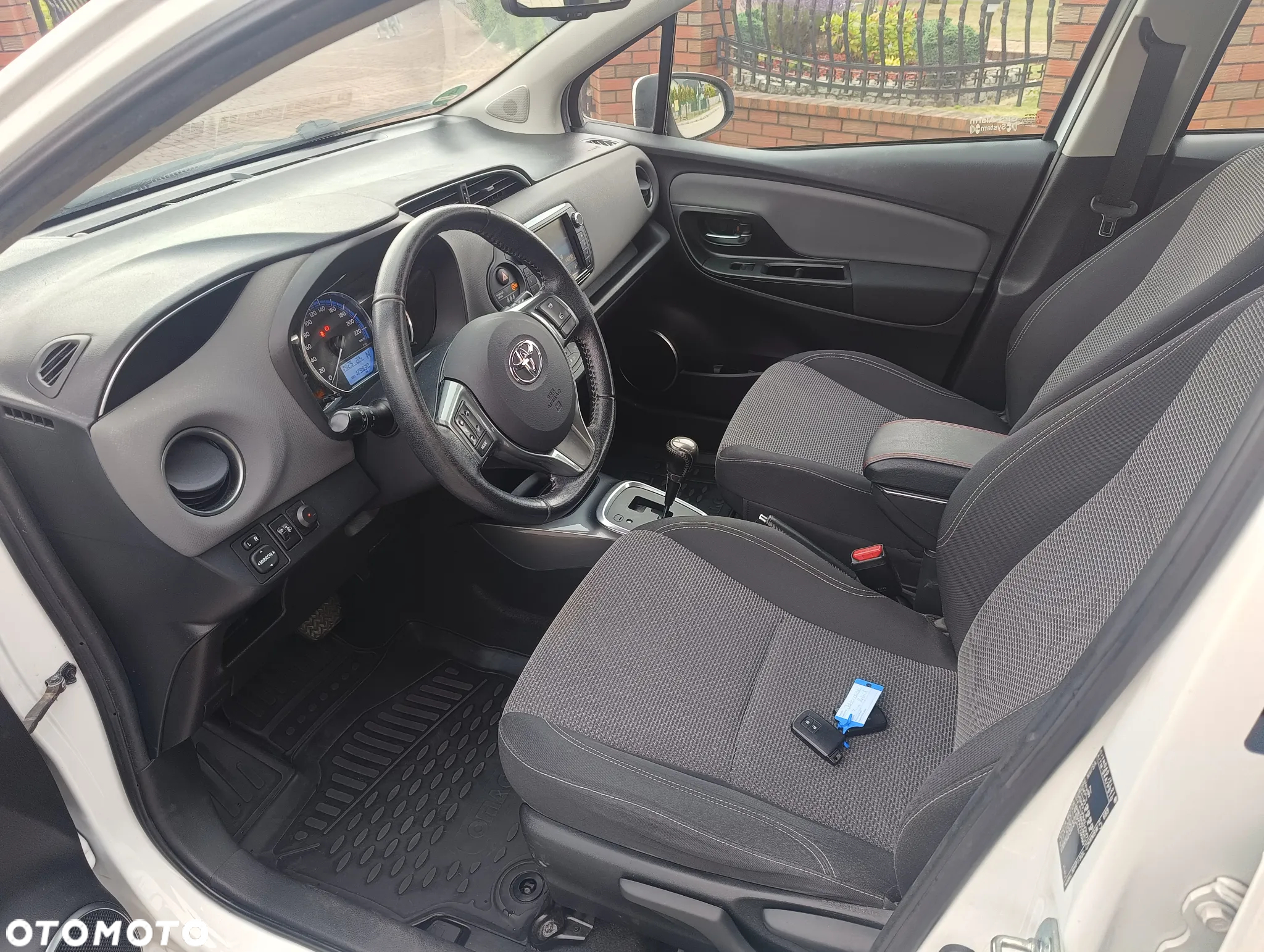 Toyota Yaris Hybrid 100 Premium - 11