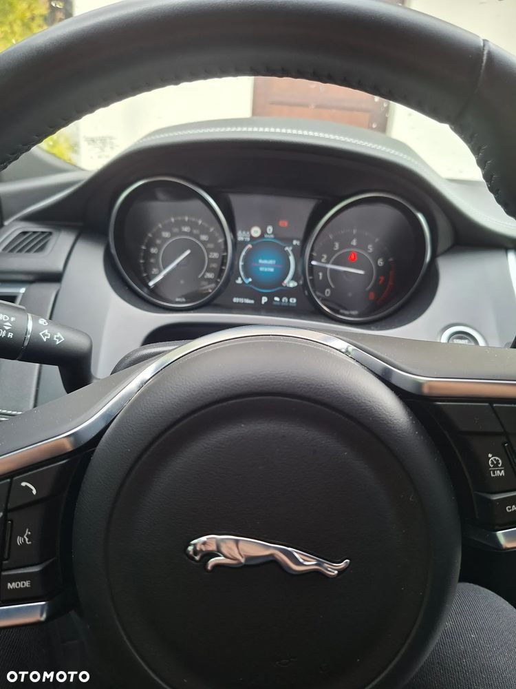 Jaguar E-Pace P200 AWD R-Dynamic - 25