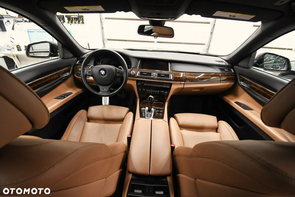 BMW Seria 7 750i xDrive Edition Exclusive - 23