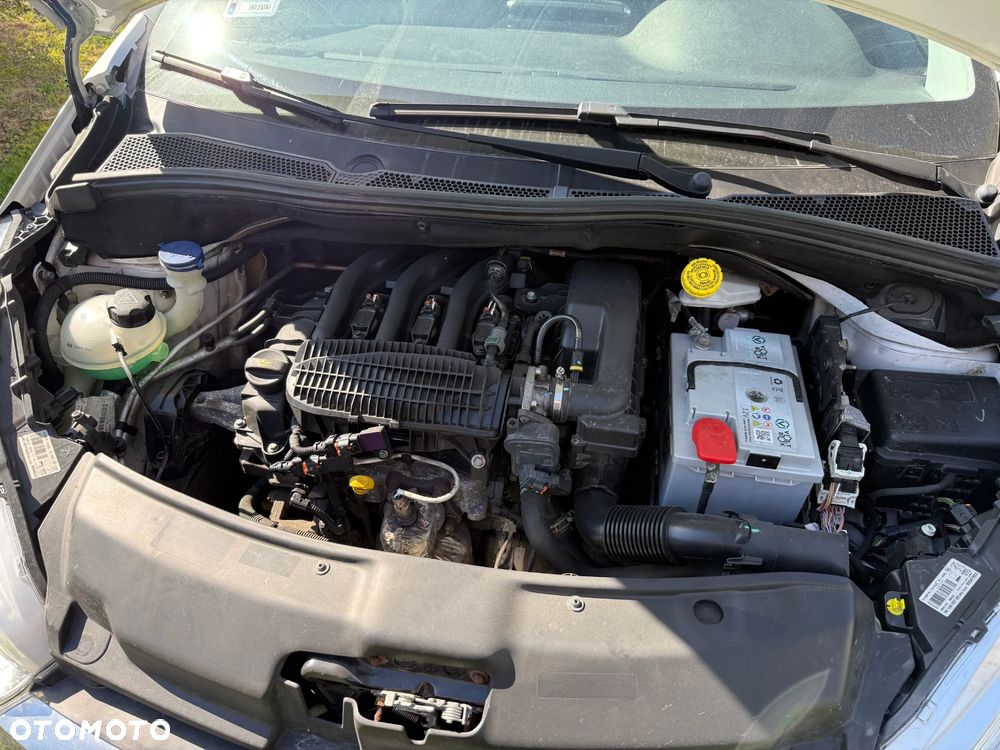 Peugeot 208 - 8