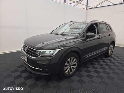 Volkswagen Tiguan - 1