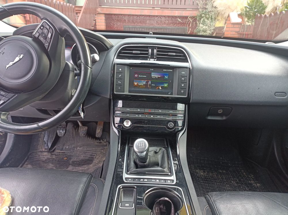 Jaguar XE 2.0 D Prestige - 7