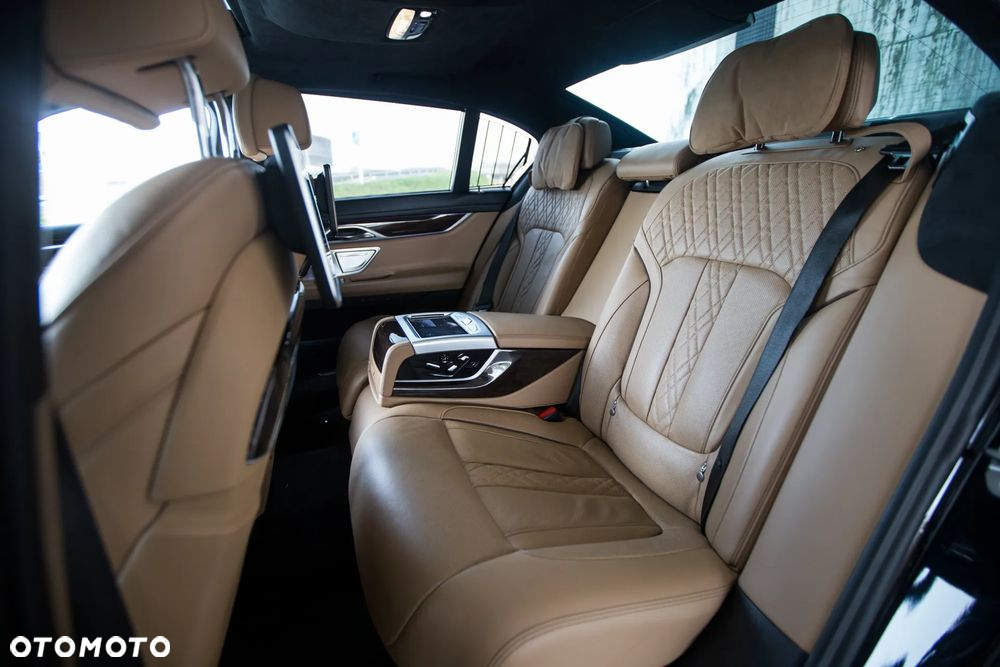 BMW Seria 7 745e sport - 18