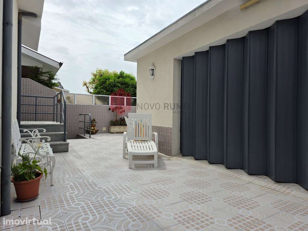 Moradia T4 de três frentes com uma área bruta de construção de 318 m2 - Grande imagem: 3/39