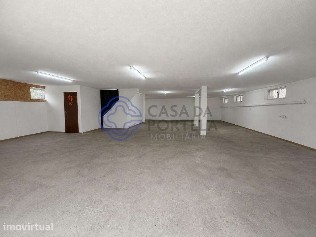 Garagem Box com 190 m2 | Atualmente utilizada como espaço de arrumação - Grande imagem: 2/15