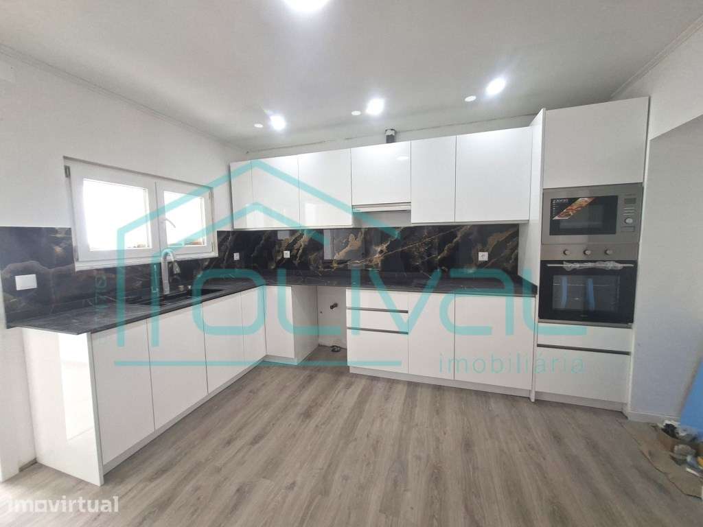 Moradia T3+1 totalmente remodelada no centro de Salvaterra de Magos - Grande imagem: 2/30