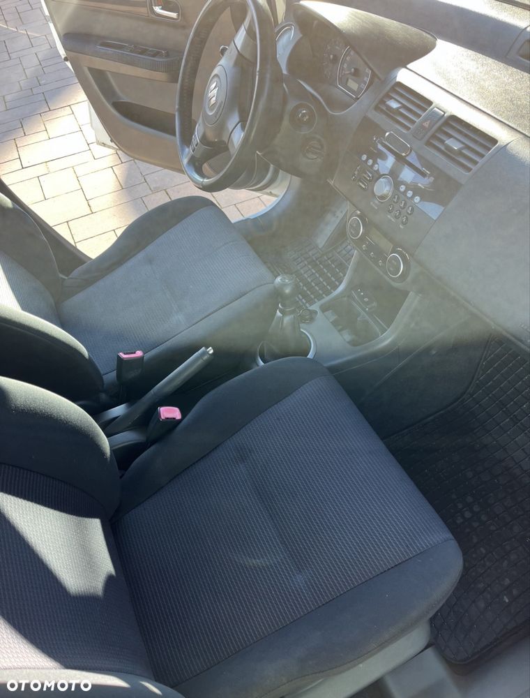 Suzuki Swift - 4
