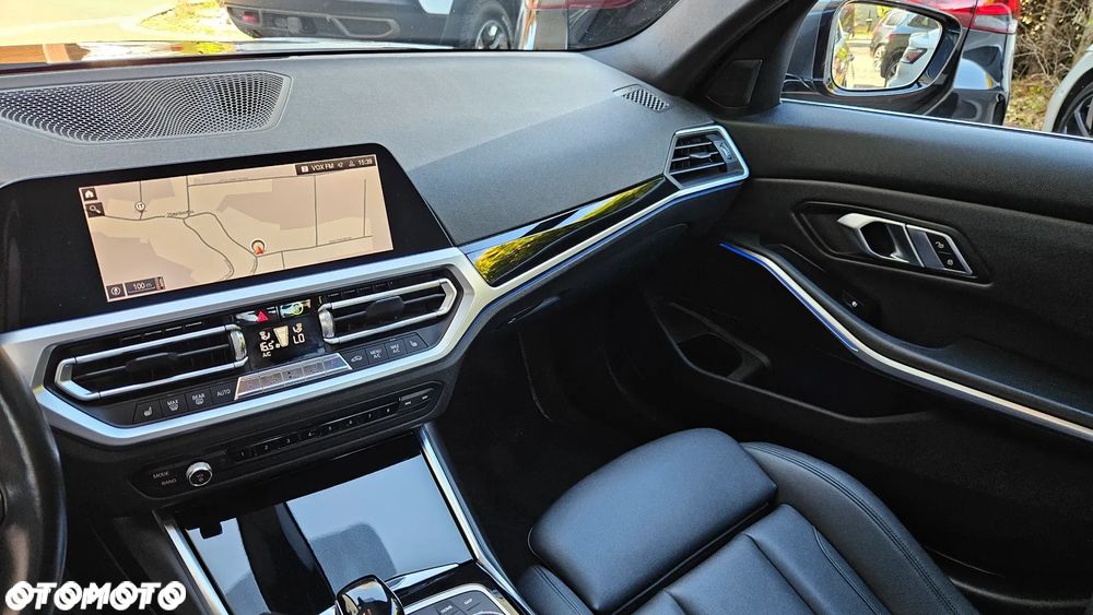 BMW Seria 3 330i xDrive M Sport sport - 32