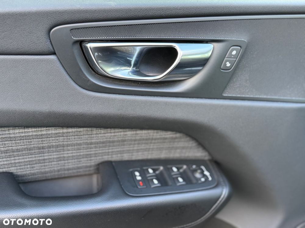 Volvo XC 60 B4 D Geartronic Momentum Pro - 25