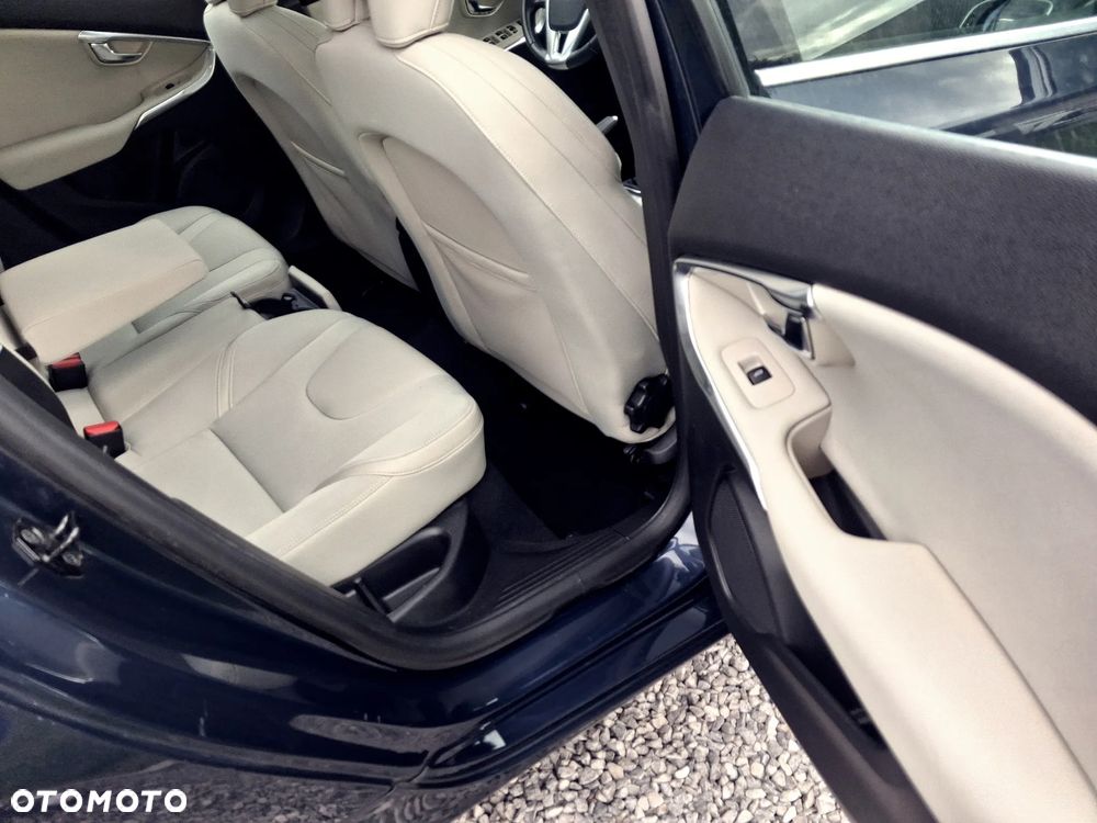 Volvo V40 D2 Momentum - 25