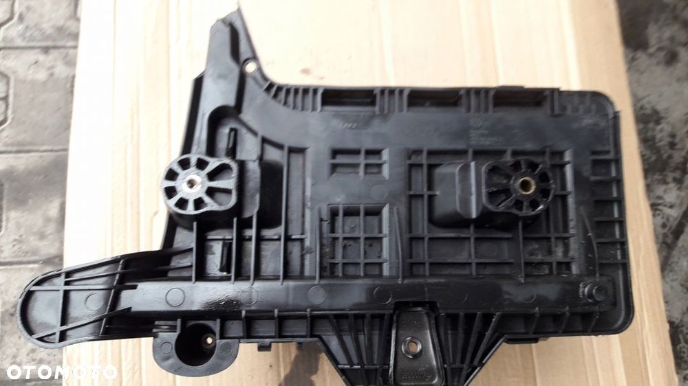 VW Golf V 1.9 TDI obudowa akumulatora - 3