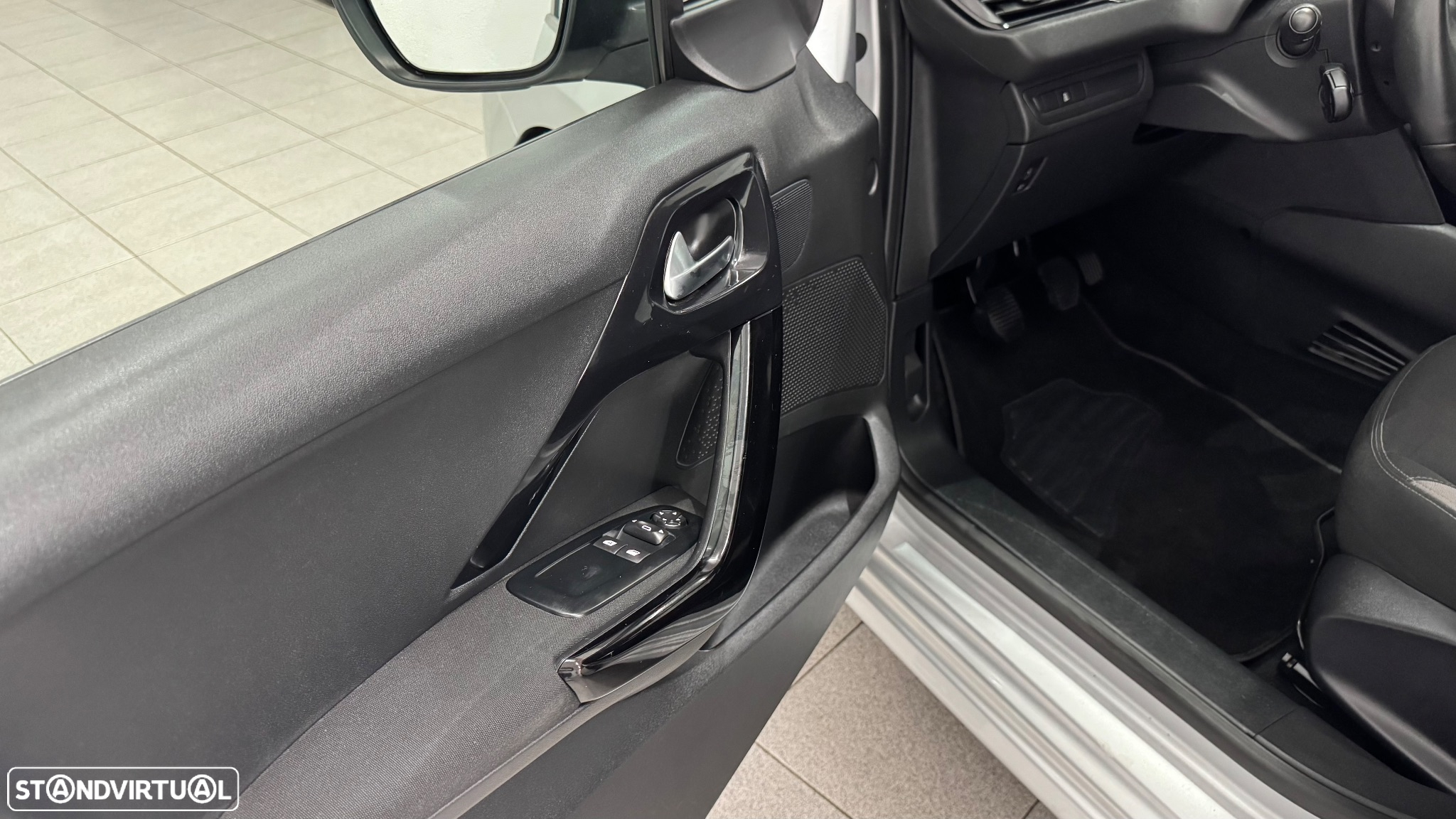 Peugeot 208 1.2 VTi Allure - 24