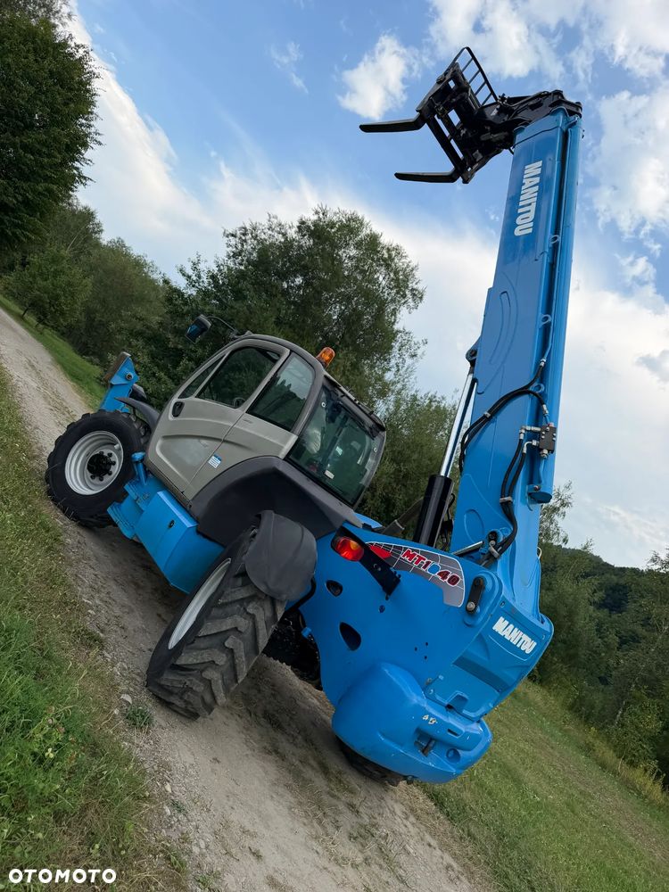 Manitou MT1440. Ładowarka Teleskopowa 14 metrów wysuw! UDŹWIG 4 TONY! Przebieg 2900 mtg. Maszyna jak Nowa z SALONU. 2017 rok. z Norwegii z Gospodarstwa rolnego! Silnik PERKINS Turbo 110 km. Aktualne Serwisy w Dekra. Nowy Model sterowane wszystko z 1 dżojstika. Ani deka luzów czy wycieku. OKAZJA! Jazda REWERS + 4 biegi. Skręt 3 tryby. Wyjście Hydrauliczne na maszcie, Poziomowanie ośi stabilizatory! Wyjścia Hydrauliczne na maszt! Okazja Ani deka luzów i wycieków. Wersja Norweska. Wielka Okazja - 33