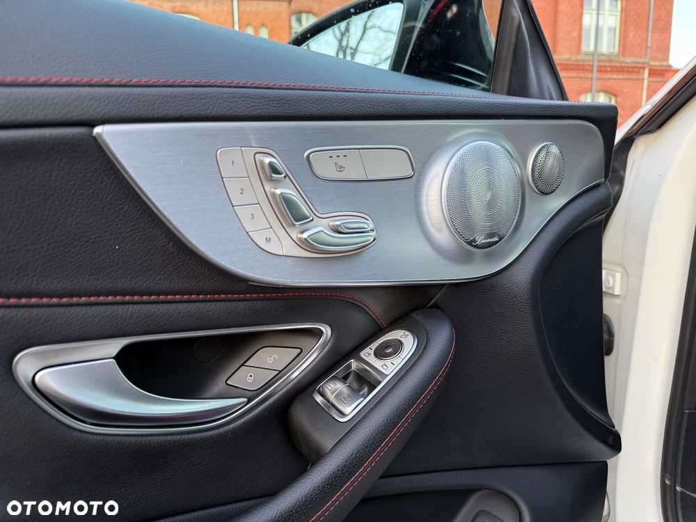 Mercedes-Benz Klasa C AMG 43 4Matic 9G-TRONIC Night Edition - 24