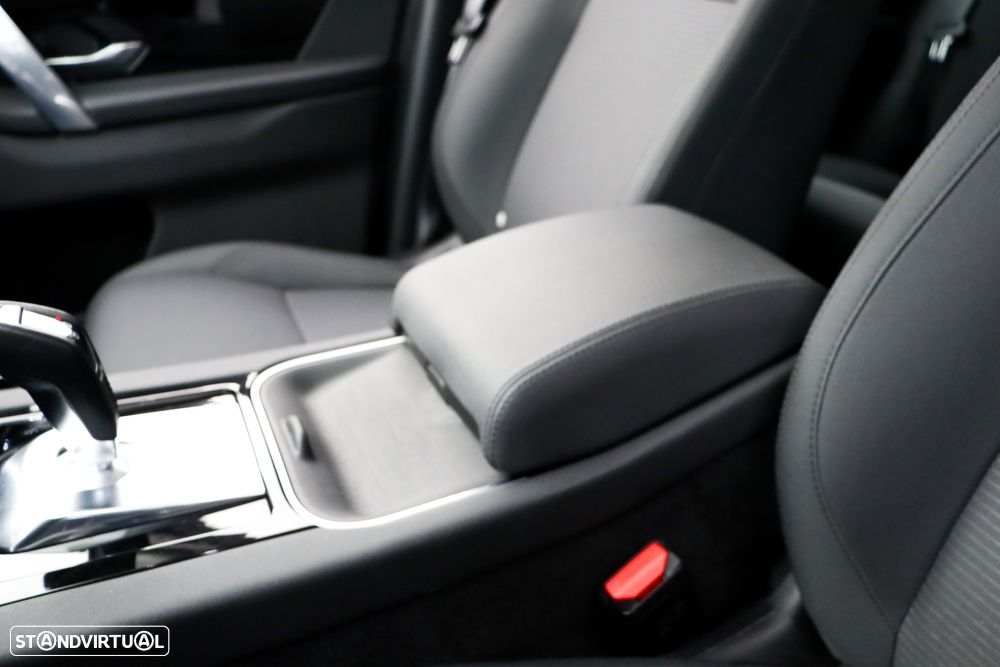 Land Rover Discovery Sport P300e Dynamic SE - 32