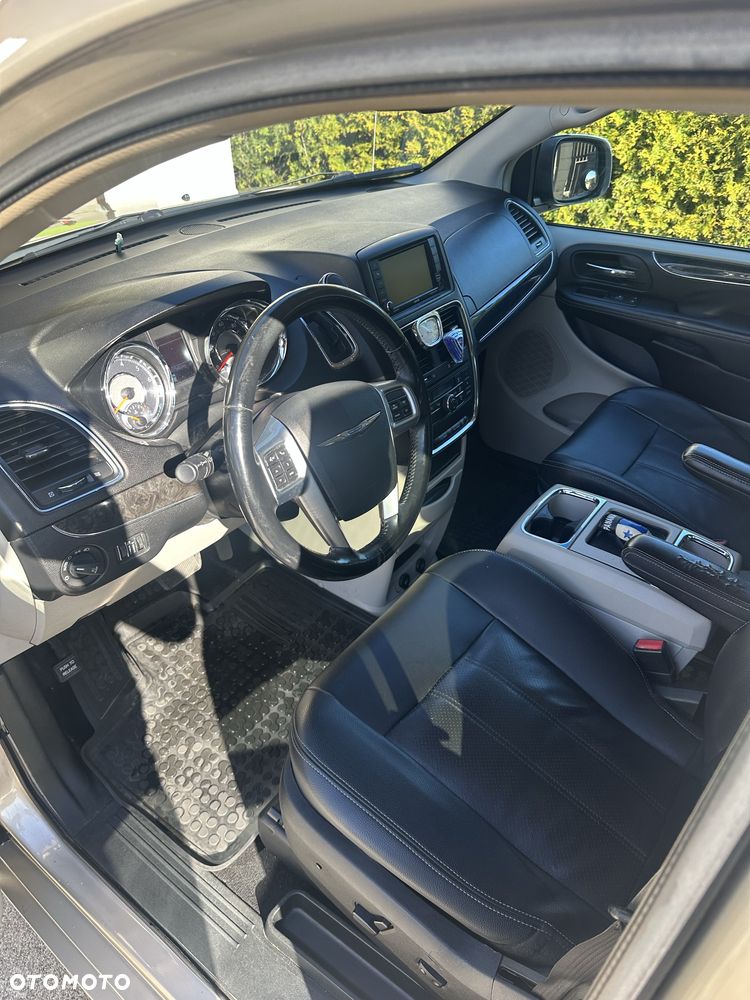 Chrysler Town & Country - 5
