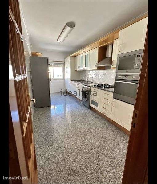 Prior Velho- T3-parqueamento e arrecadacao, cozinha equipada, suite - Grande imagem: 2/8
