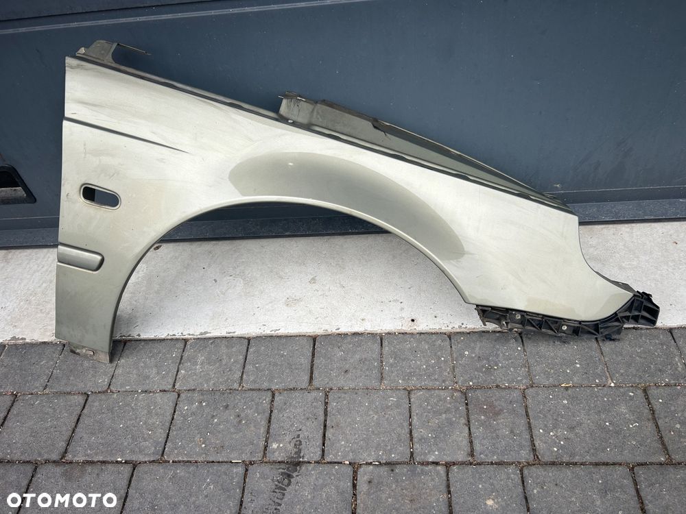 Saab 95 2006-2009 błotnik prawy przedni prawy przód kolor 307
