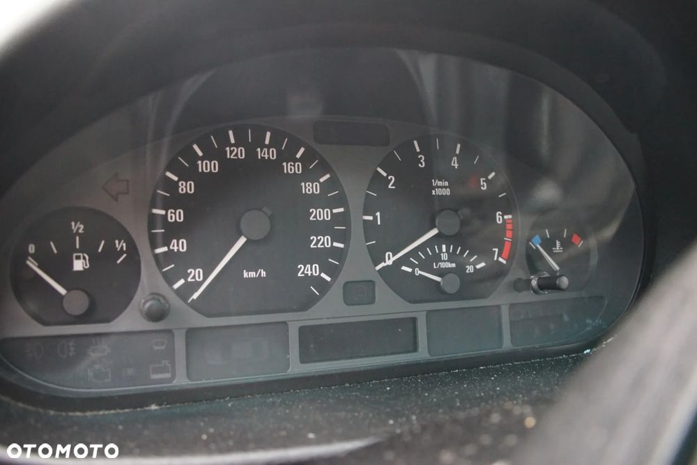 Auto na części - BMW E46 1.9 118 KM M43B19 7505600 386 1998R Silnik Skrzynia Drzwi Błotnik Klapa Zderzak Lampa Lusterko Szyba Deska Kokpit Sterownik Moduł Czujnik Licznik Kierownica Panel - 11