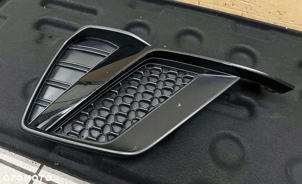 AUDI A1 S-LINE KRATKA LEWA 82A807681D 82A807717 - 4