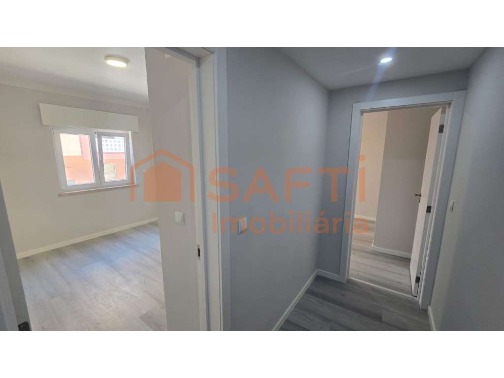 Apartamento T2 - R/C Alto- com Arrecadação- Corroios - Grande imagem: 4/18