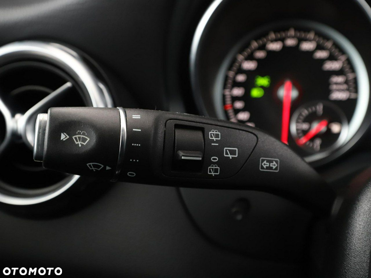 Mercedes-Benz GLA 180 7G-DCT Activity Edition - 34