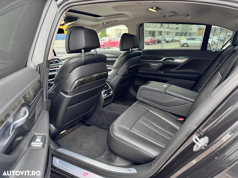 BMW Seria 7 730Ld xDrive MHEV - 12