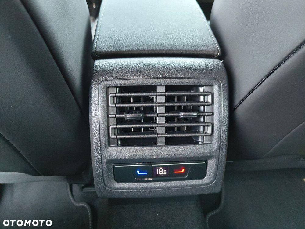 Volkswagen Golf 1.5 eTSI mHEV R-Line Plus DSG - 33