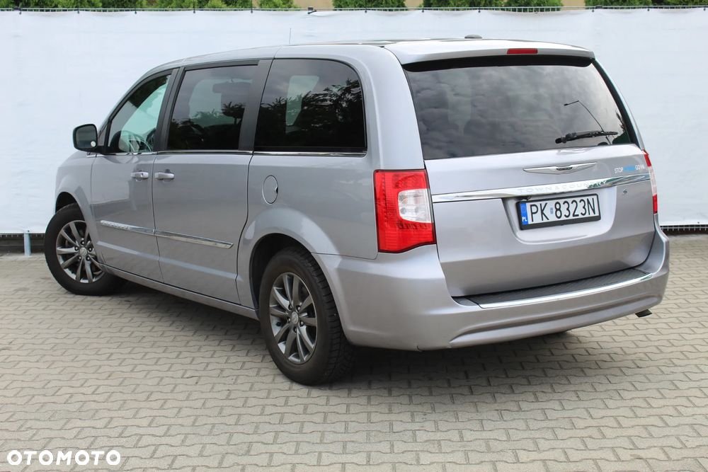 Chrysler Town & Country - 3